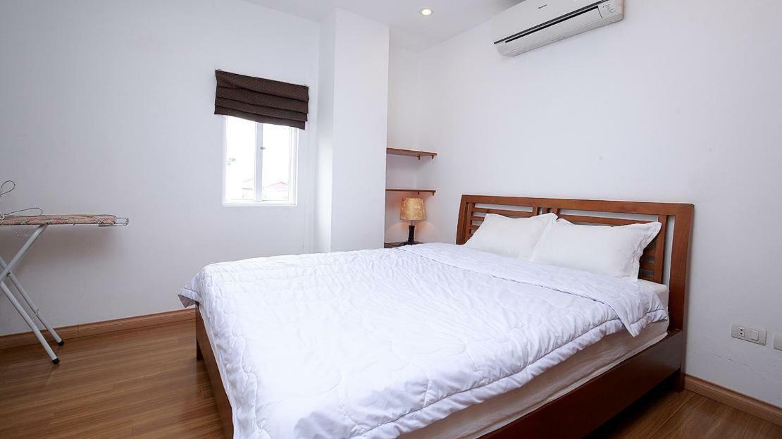 Khách sạn hẻo lánh Ola 24 Trương Hán Siêu Hà Nội